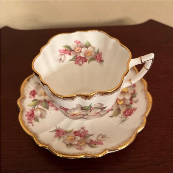615. VINTAGE VICTORIA BONE CHINA CUP & SAUCER SET - Picture 3 of 5